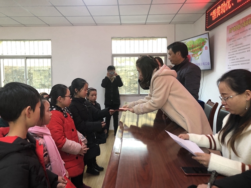 【聚焦】“幫貧助優(yōu)，匯聚公眾之愛”紅巖寺鎮(zhèn)中心小學獎學金、助學金發(fā)放活動