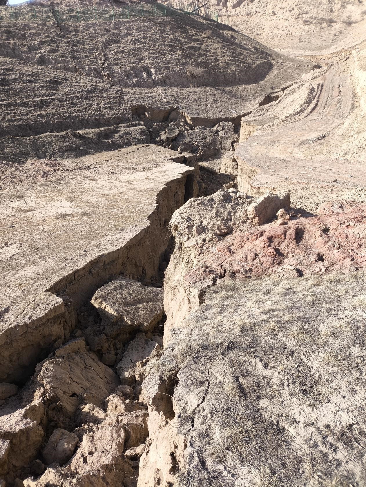 甘肅積石山地震后我公司第一時(shí)間出動(dòng)無(wú)人機(jī)對(duì)光伏廠區(qū)進(jìn)行巡檢